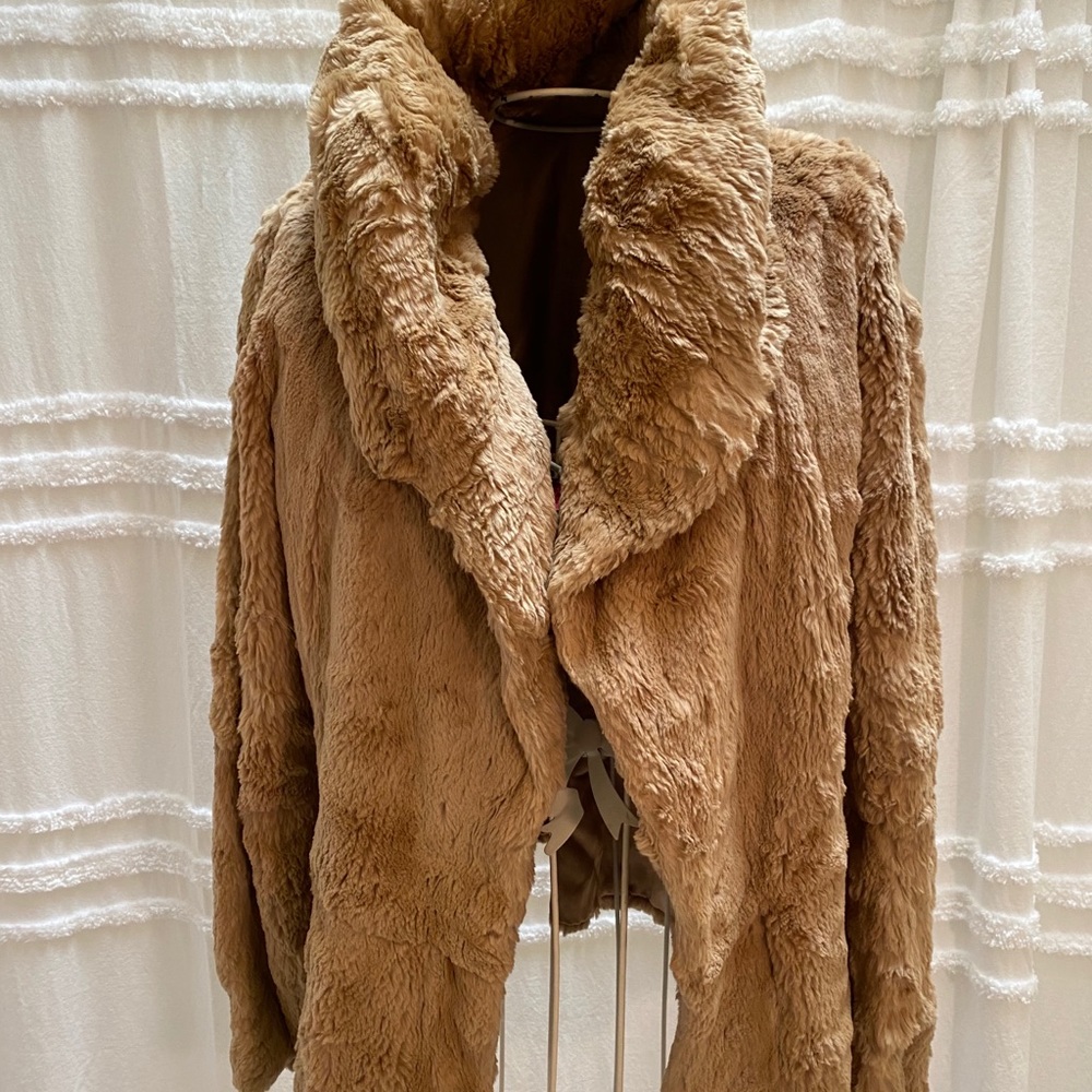Tan fur 🧥 vintage jacket.  Size small.